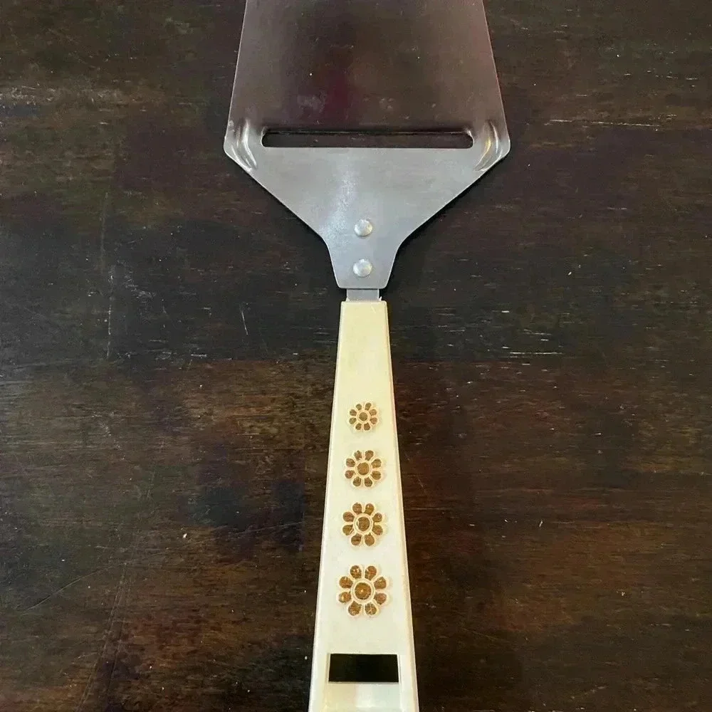 Vintage Travco Cheese Cutter Slicer Plastic Handle White‎ Flowers